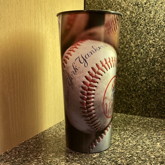 Set of 3 Yankees game plastic souvenir cups - Picture 5 of 7